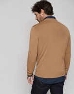 Jersey cuello pico color camel