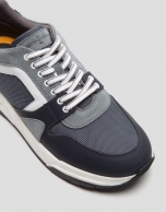 Deportiva estilo runner gris con suela track