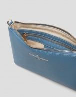 Bolso Clutch Lisa Nano piel saffiano azul claro