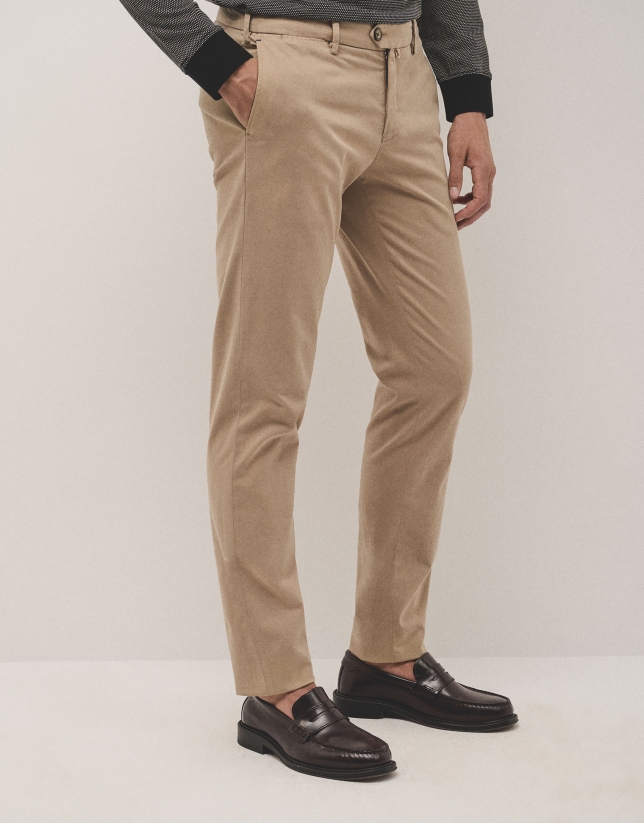 Pantalón chino regular algodón camel