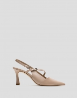 Zapato salón destalonado piel beige con pulsera