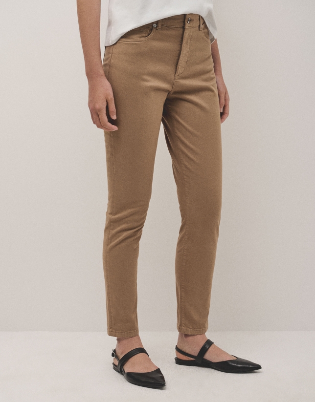 Pantalón vaquero slim talle alto cámel