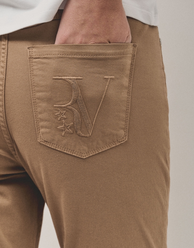 Pantalón vaquero slim talle alto cámel