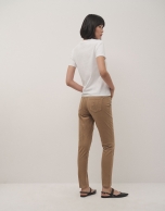 Pantalón vaquero slim talle alto cámel