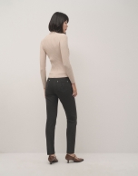 Pantalón slim elástico punto cortado gris