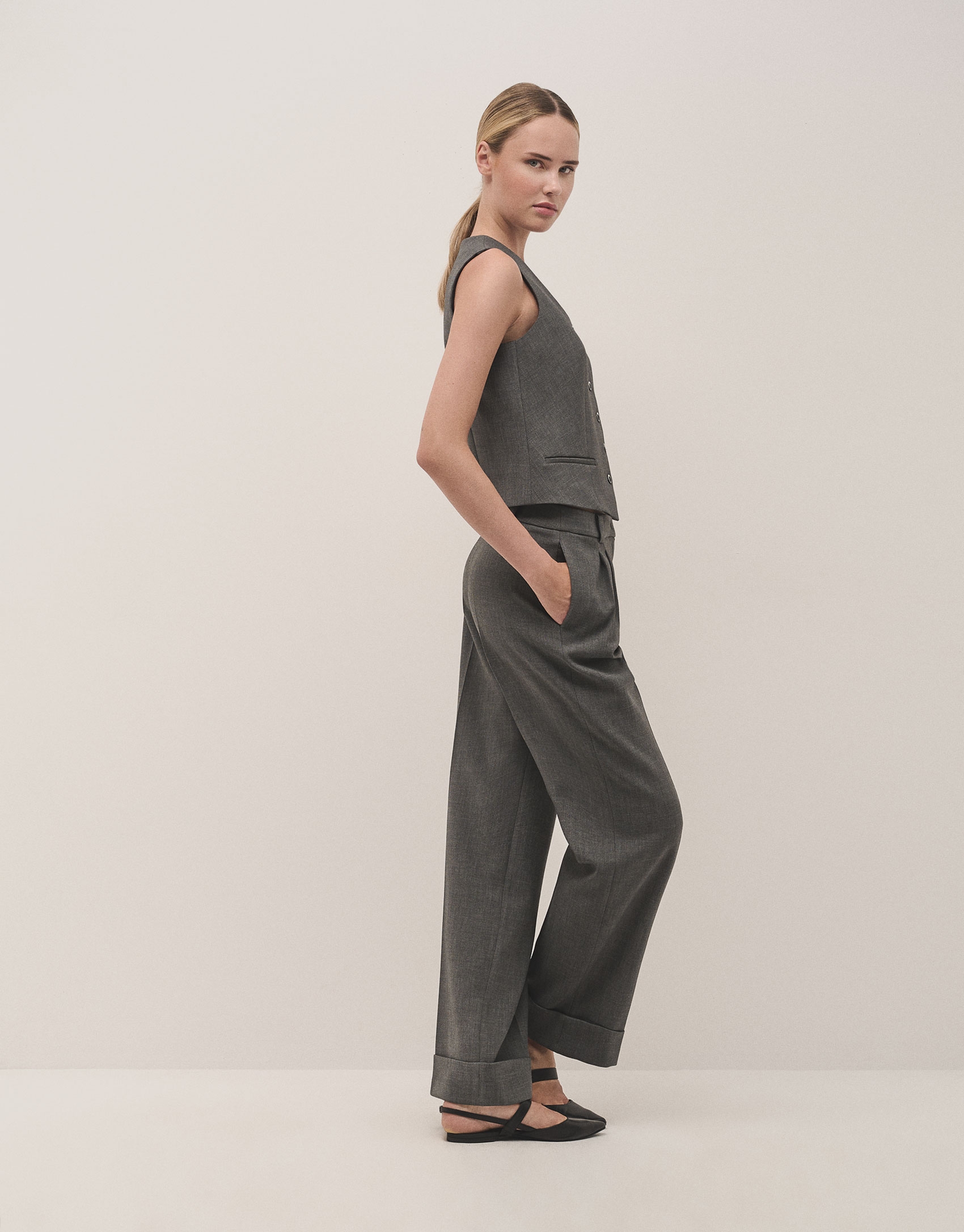 Grey double crepe tailored pants with rolled-up hem