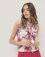 Top sin mangas con lazada en georgette estampado floral frambuesa