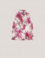 Top sin mangas con lazada en georgette estampado floral frambuesa