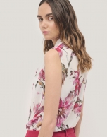 Top sin mangas con lazada en georgette estampado floral frambuesa