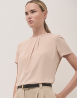 Short sleeve blouse with folds in beige flaire crepe