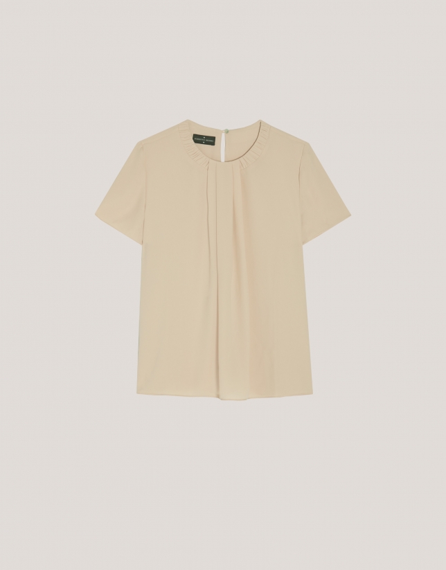 Short sleeve blouse with folds in beige flaire crepe