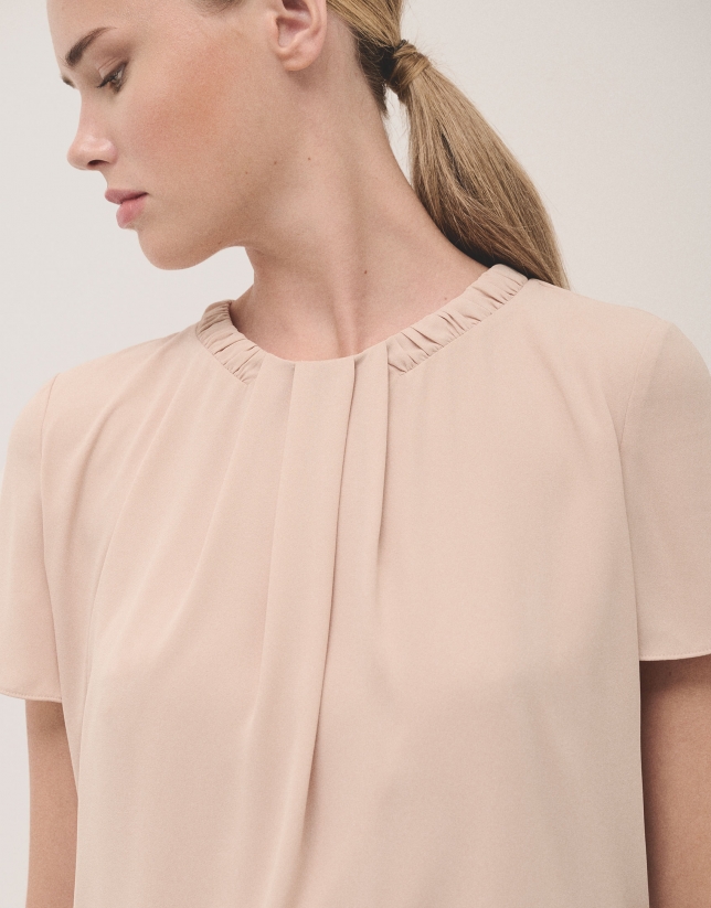 Short sleeve blouse with folds in beige flaire crepe