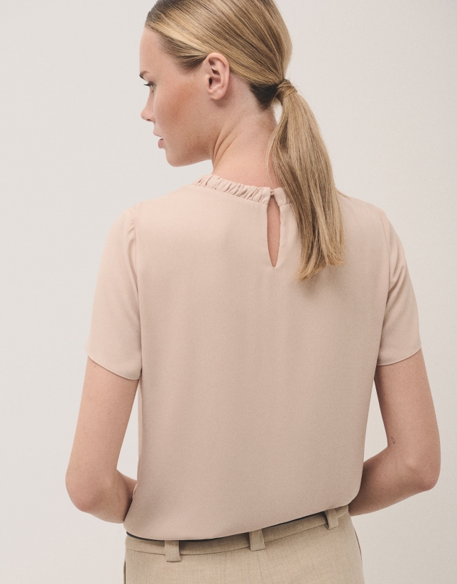 Blusa manga corta y pliegues en crepé ligero beige