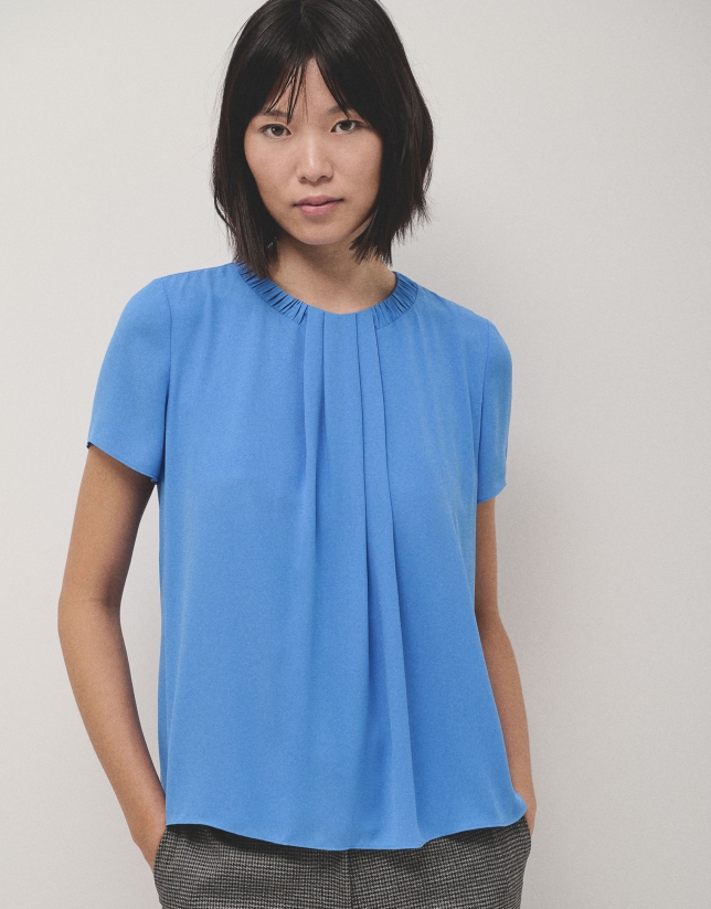 Short sleeve blouse with folds in blue flaire crepe