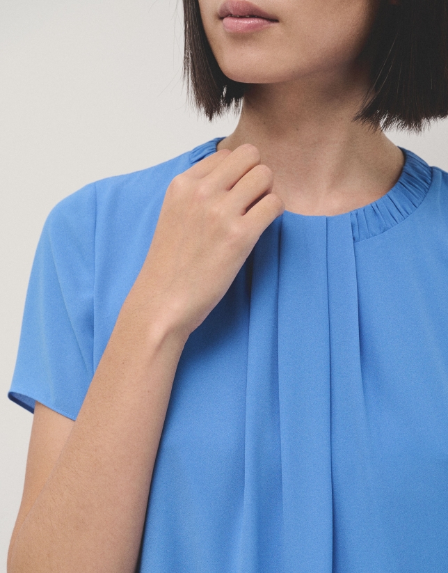 Short sleeve blouse with folds in blue flaire crepe