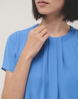 Blusa manga corta y pliegues en crepé ligero azul