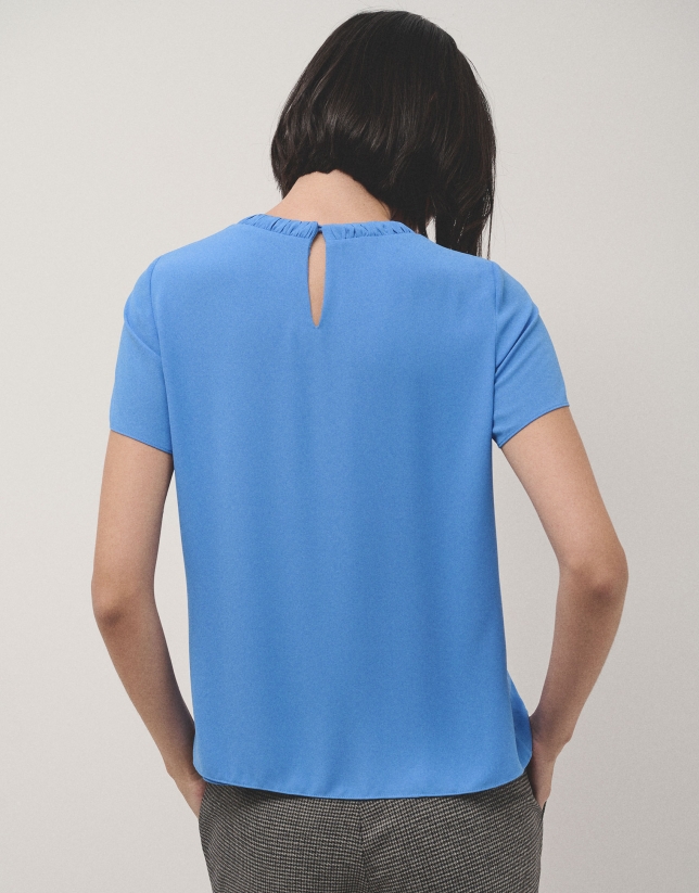 Blusa manga corta y pliegues en crepé ligero azul