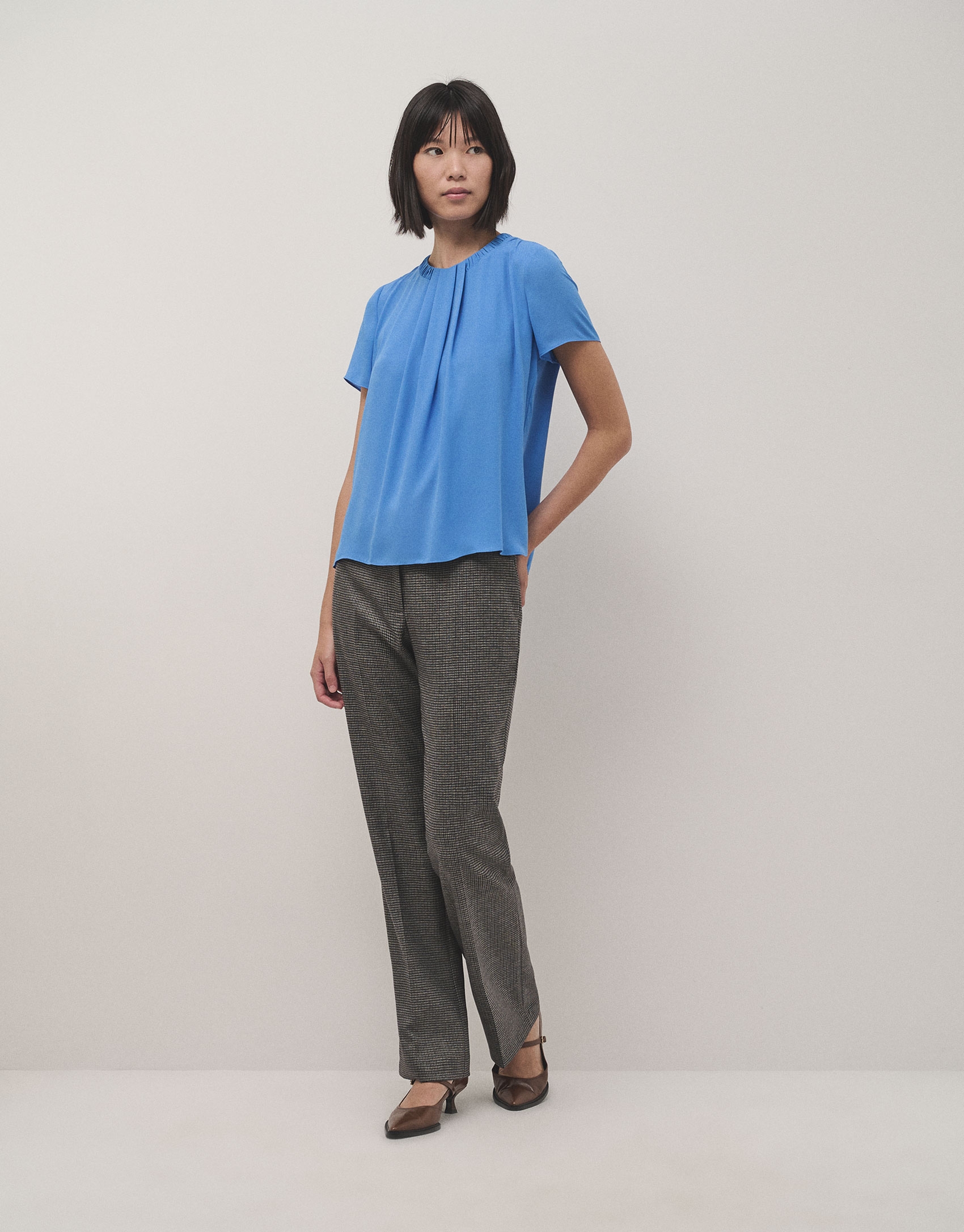 Short sleeve blouse with folds in blue flaire crepe