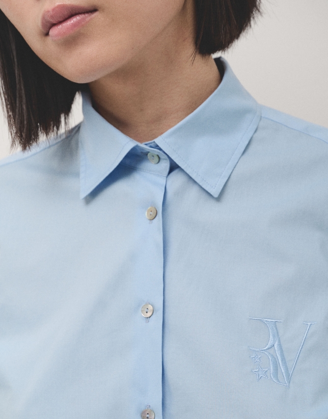 Blue men's shirt with RV logo enbroidery