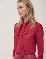 Blouse with bow in red flaire crepe