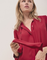 Blouse with bow in red flaire crepe