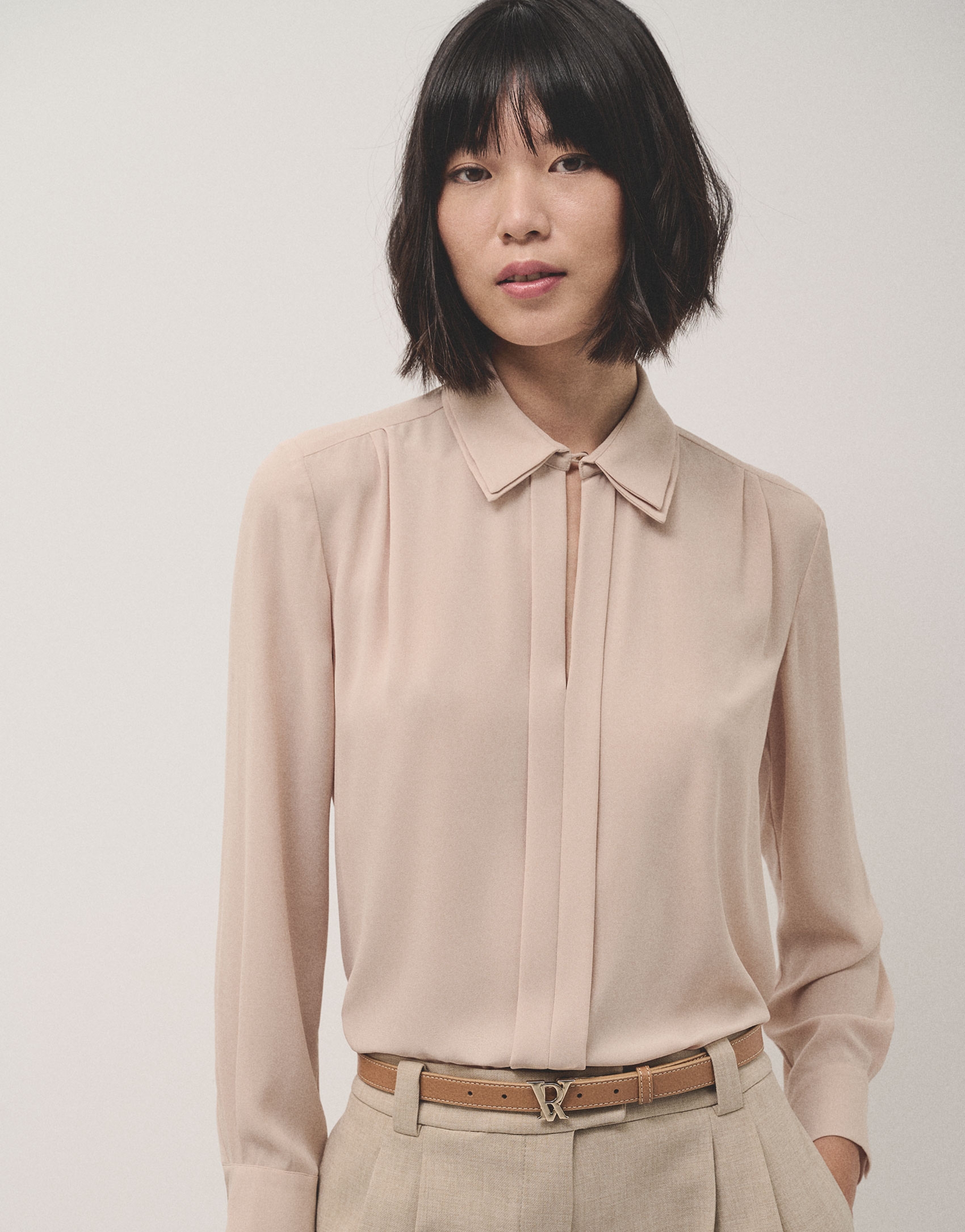 Long sleeve blouse in beige flaire crepe