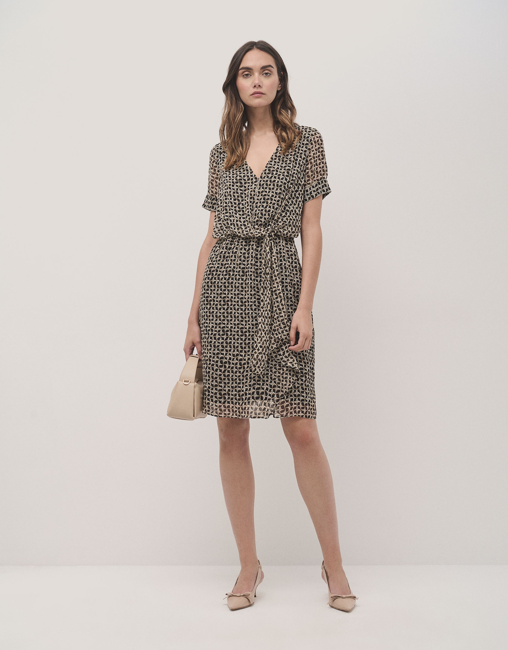 Midi dress with bow and brown geometric print 