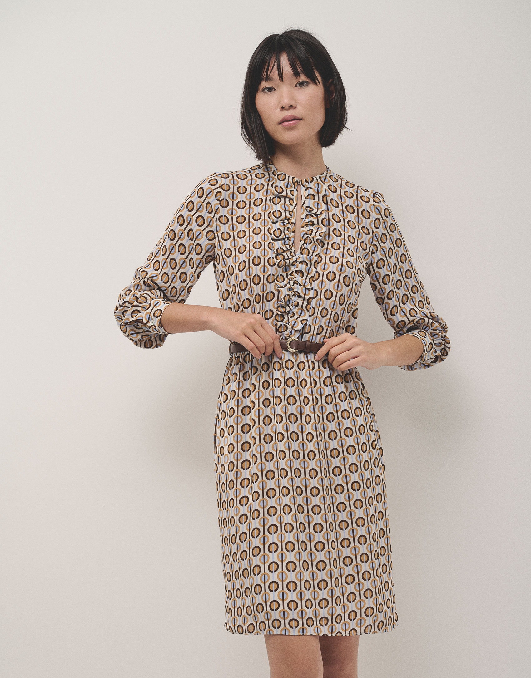 Long sleeves dress with beige and blue geometric print