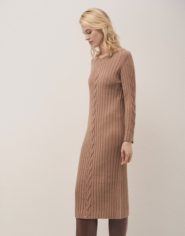 Camel rib knited midi dres with cable pattern