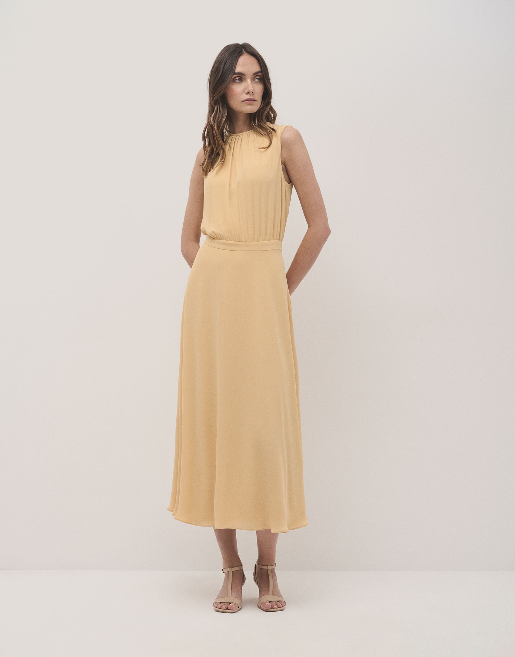 Vestido midi escote fruncido gasa ligera amarillo