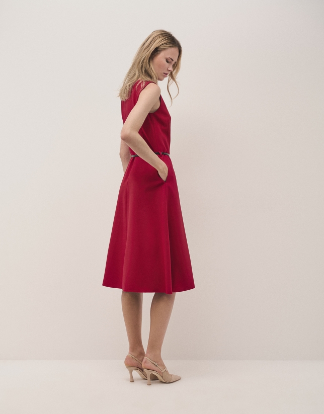 Vestido midi sin mangas en crepé rojo