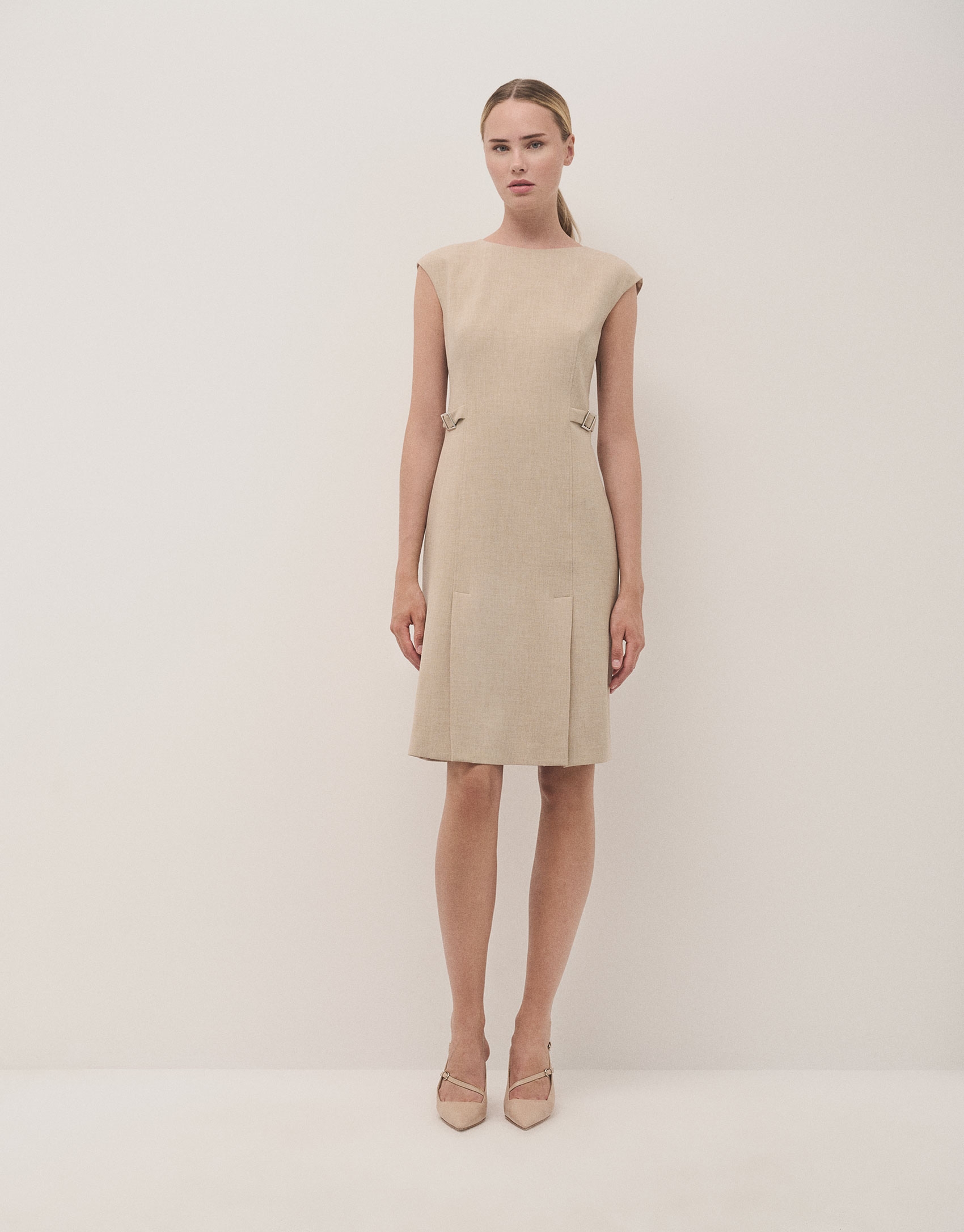 Vestido recto doble crepé beige con hebillas