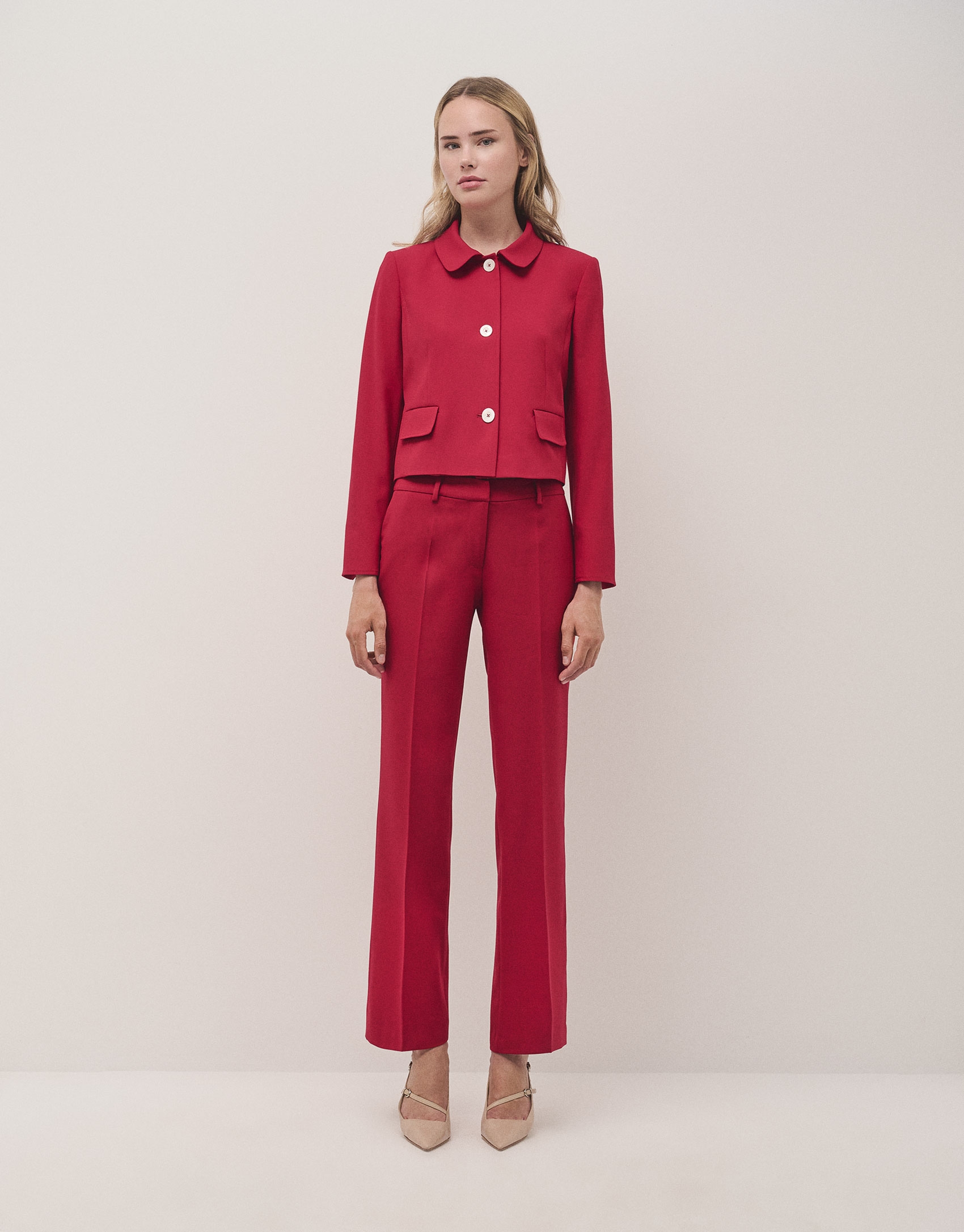 Short red crepe jacket with pockets on waist