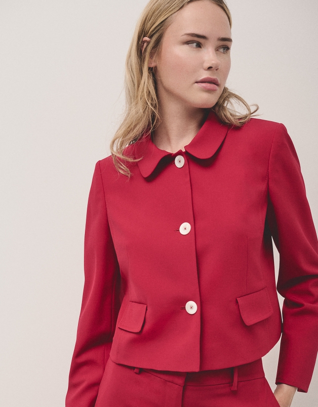 Short red crepe jacket with pockets on waist