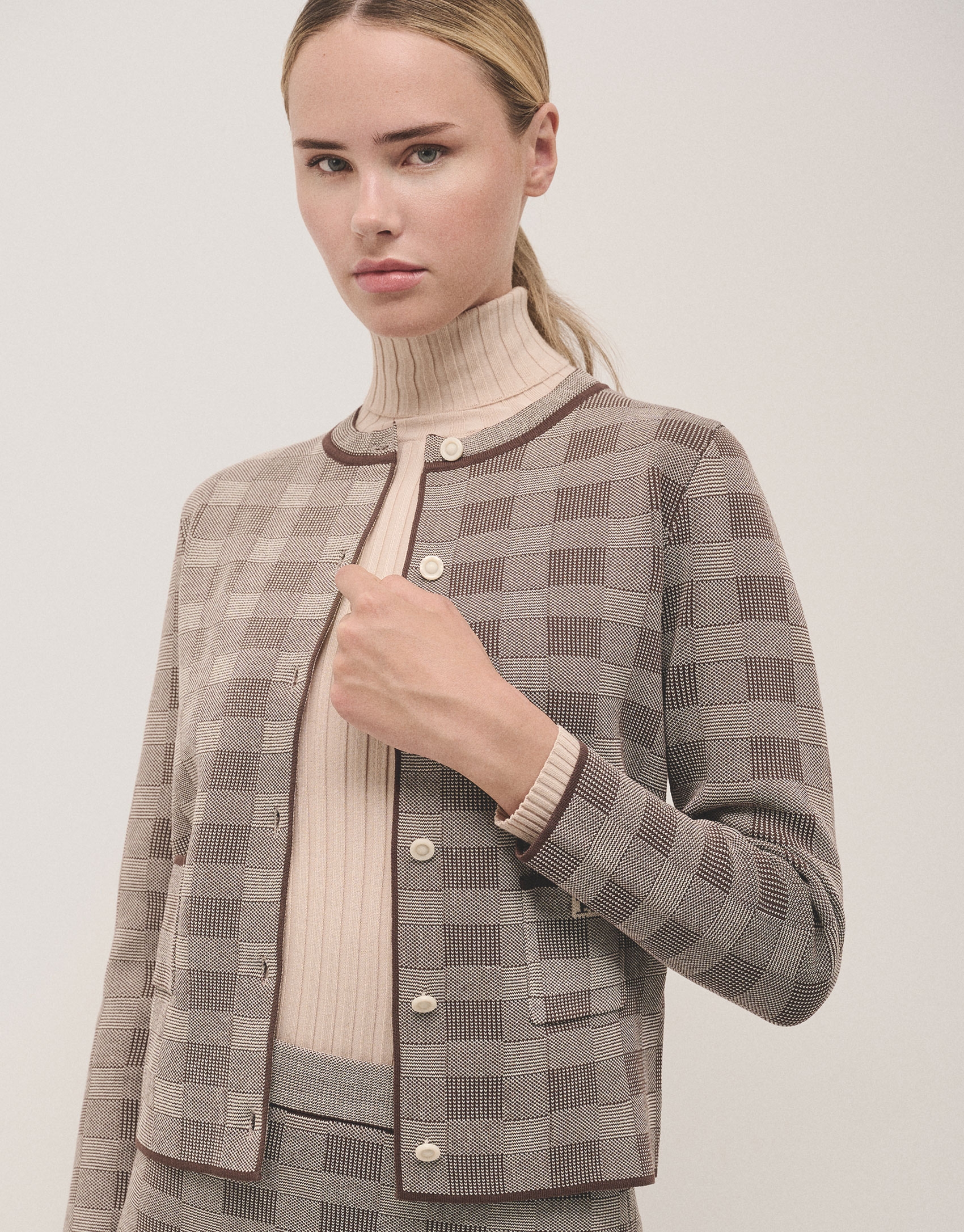 Brown checked knited jacket