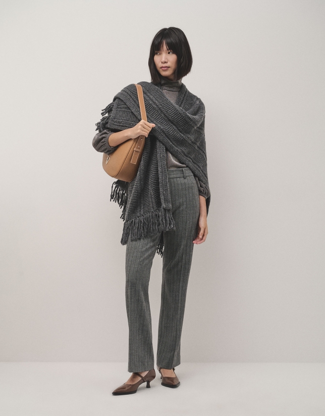 Poncho con flecos en punto gris