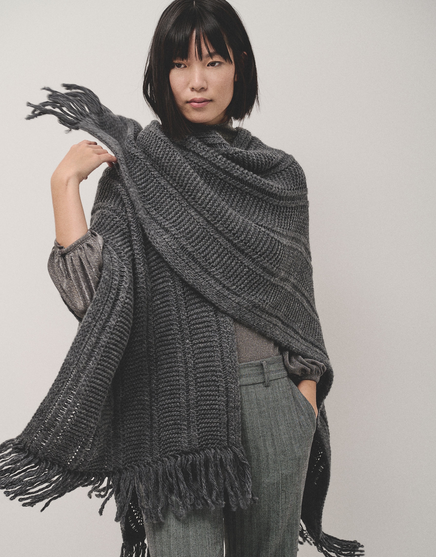 Poncho con flecos en punto gris