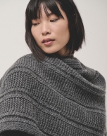 Grey knitted poncho with fringes