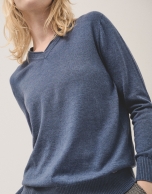 Blue V-neckline jumper in wool and silk