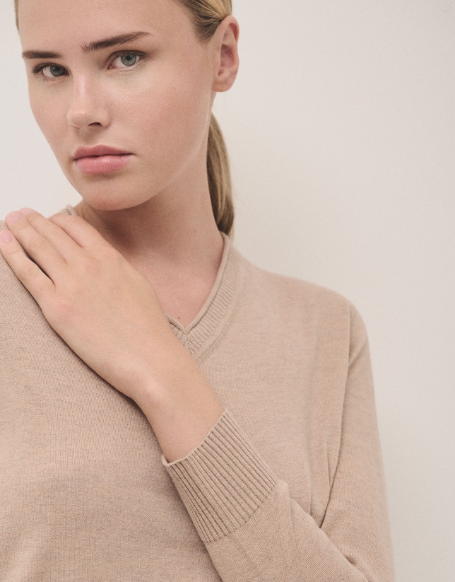 Camel V-neckline jumper in wool and silk