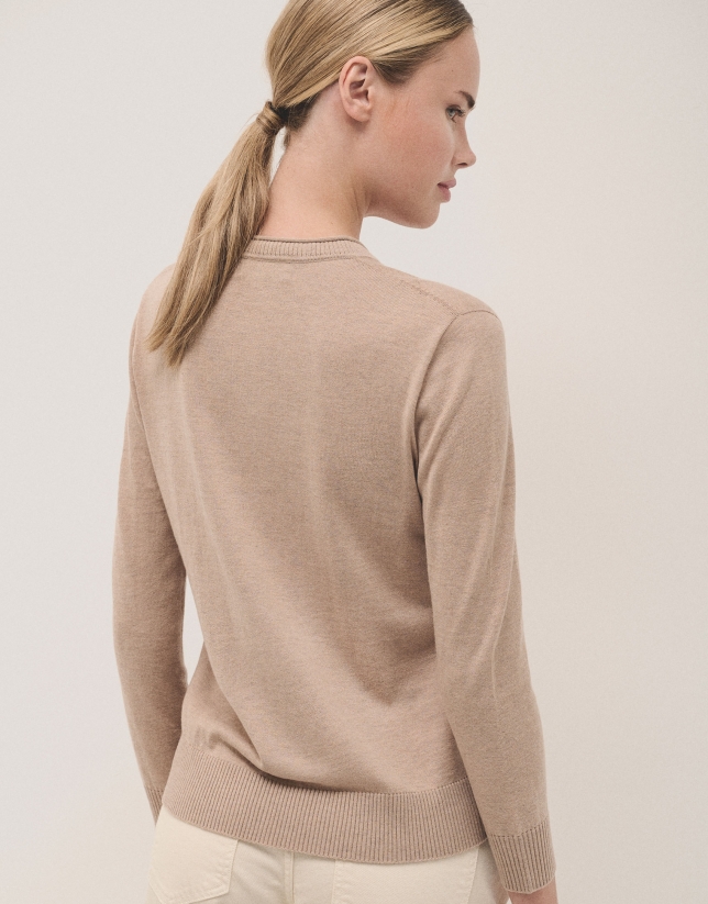 Camel V-neckline jumper in wool and silk