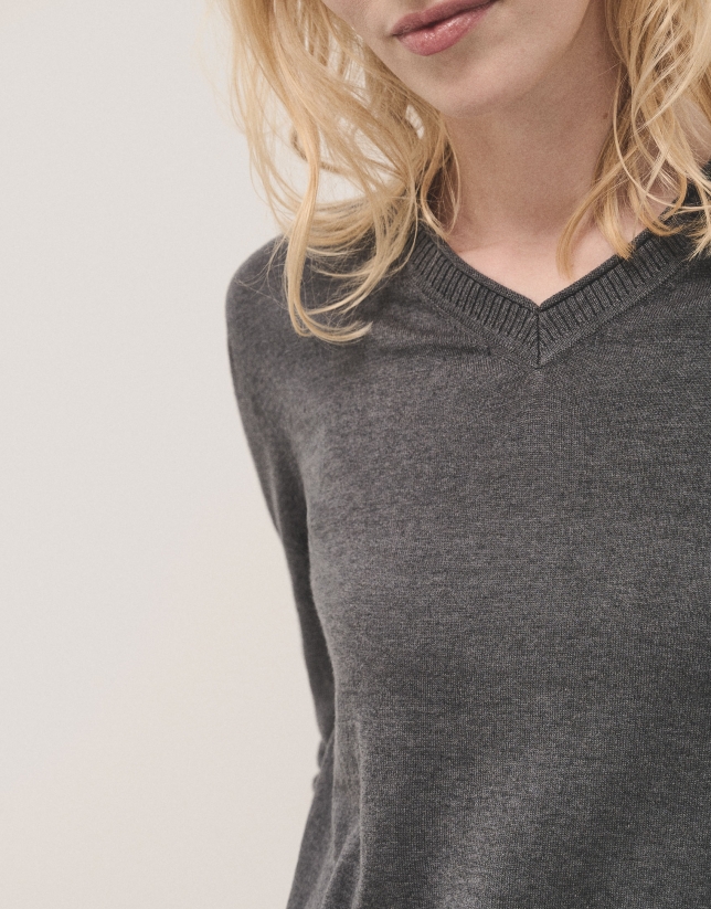 Dark grey V-neckline jumper in wool and silk