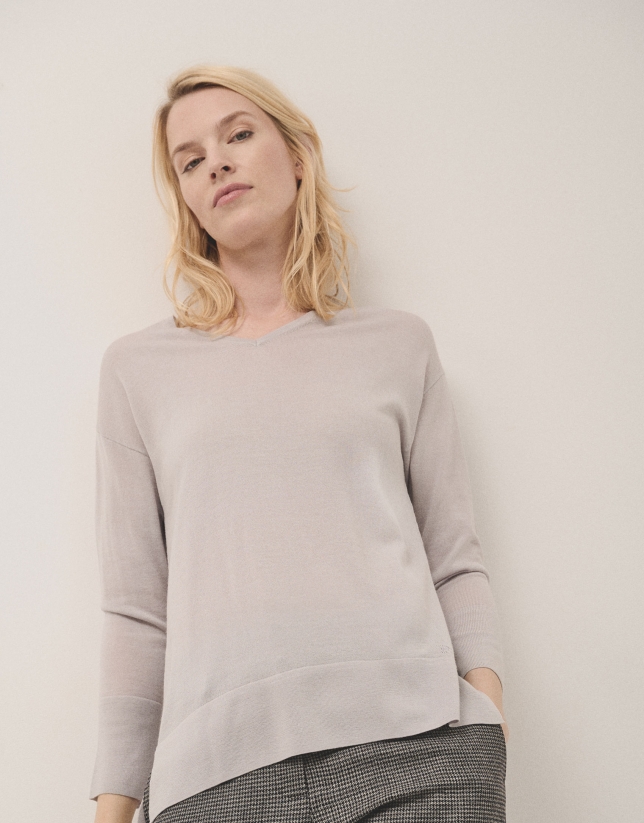 V-neckline oversize jumper in grey fine wool