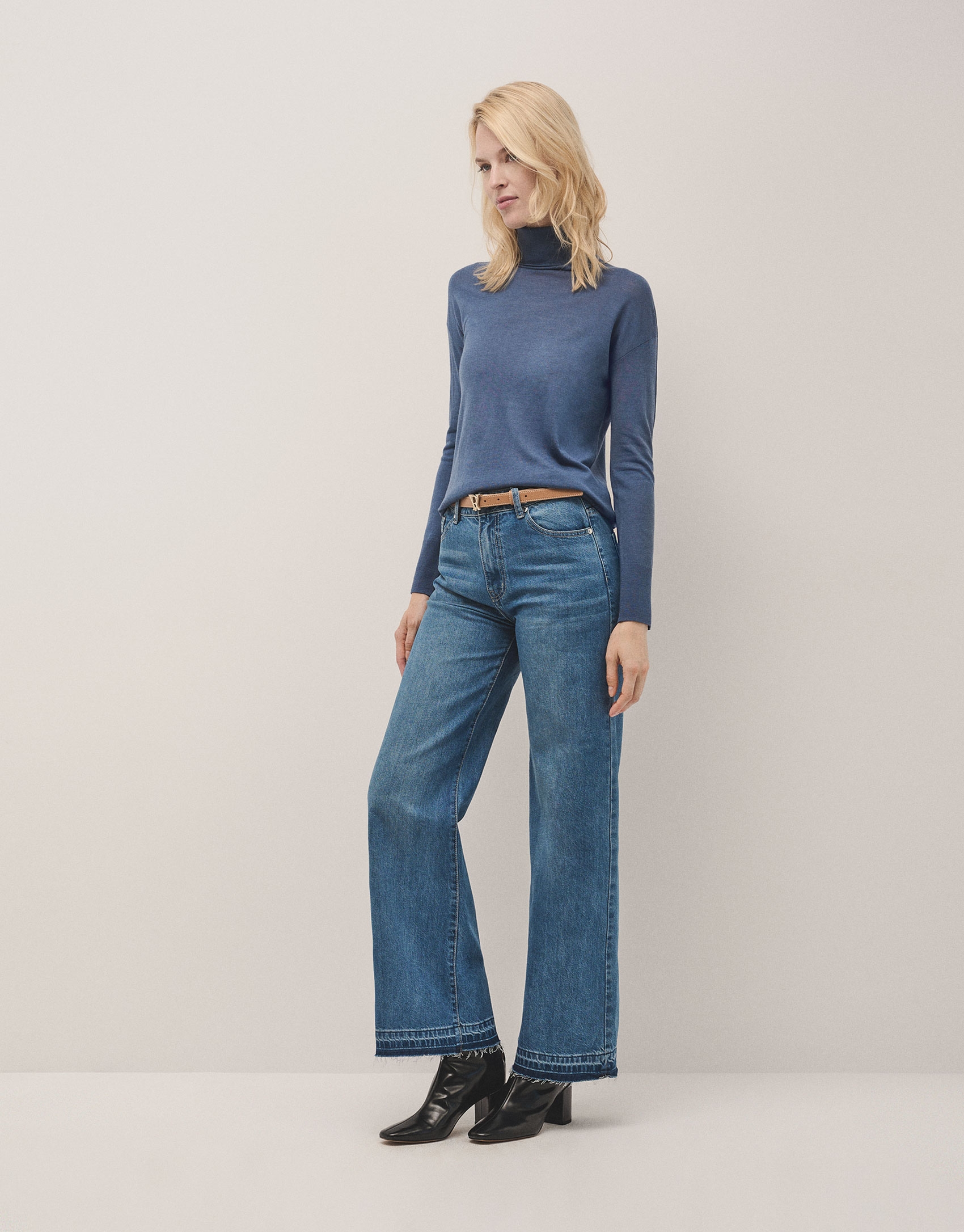 Blue fine wool knitted jumper with turtleneck