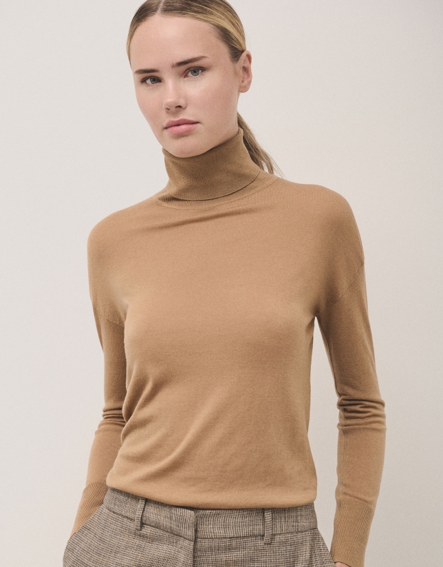 Camel fine wool knitted jumper with turtleneck