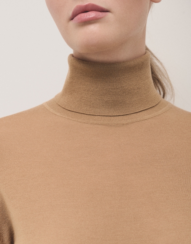 Camel fine wool knitted jumper with turtleneck