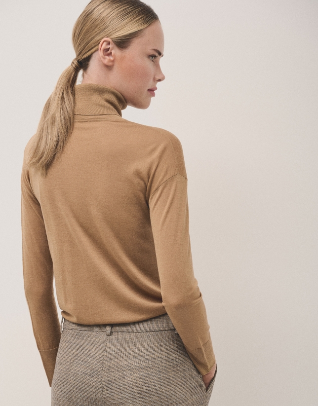 Camel fine wool knitted jumper with turtleneck