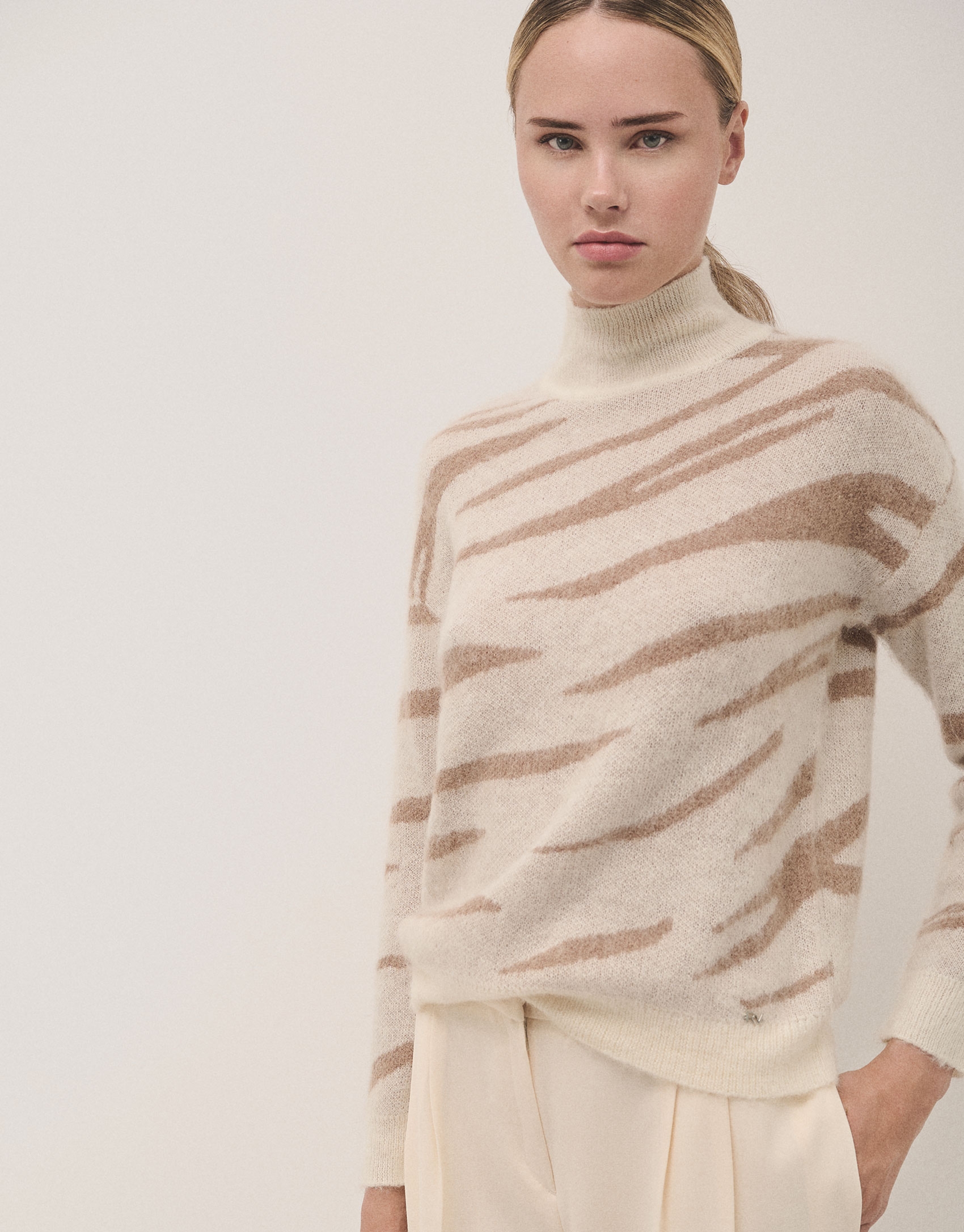 Long sleeves jumper in beige and ecru wool and mohair knit