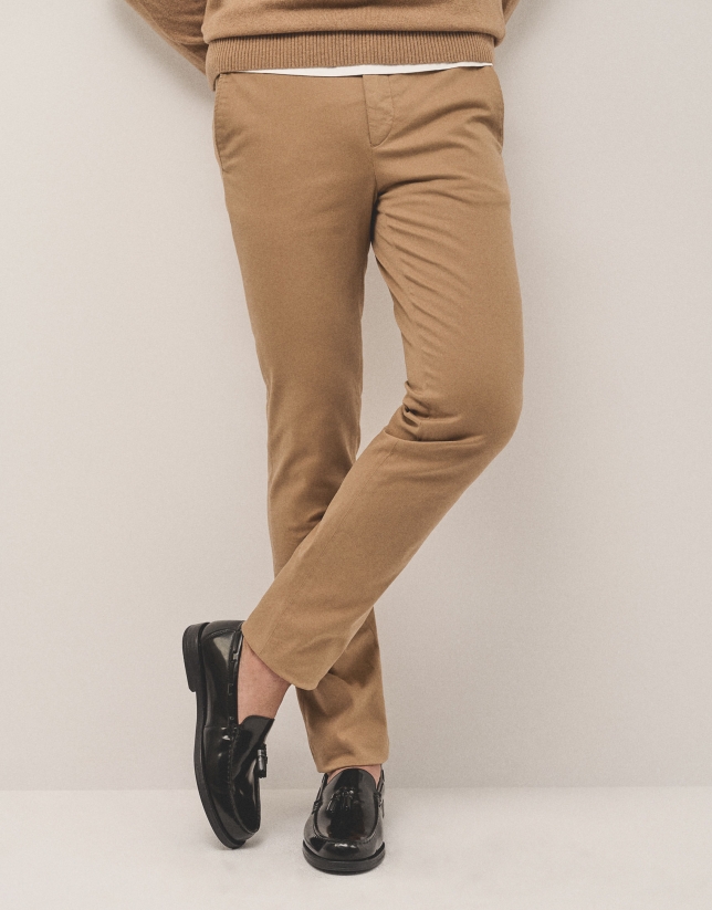 Pantalón chino sarga fina tintada camel