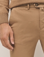 Cámel dyed fine twill chinos